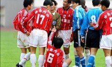 开云APP-顶级联赛球队实力逐渐显现，精彩比拼吸引目光