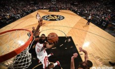 开云体育登录-猛龙主场惜败猛马，东部头名之争