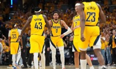 开云体育-步行者队遭遇败仗，季后赛形势堪忧