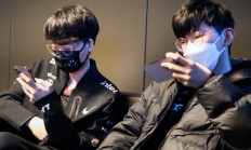 开云下载-TES翻盘DFM，Ruler拿下关键大龙宿敌对决四强赛，引爆全场热议