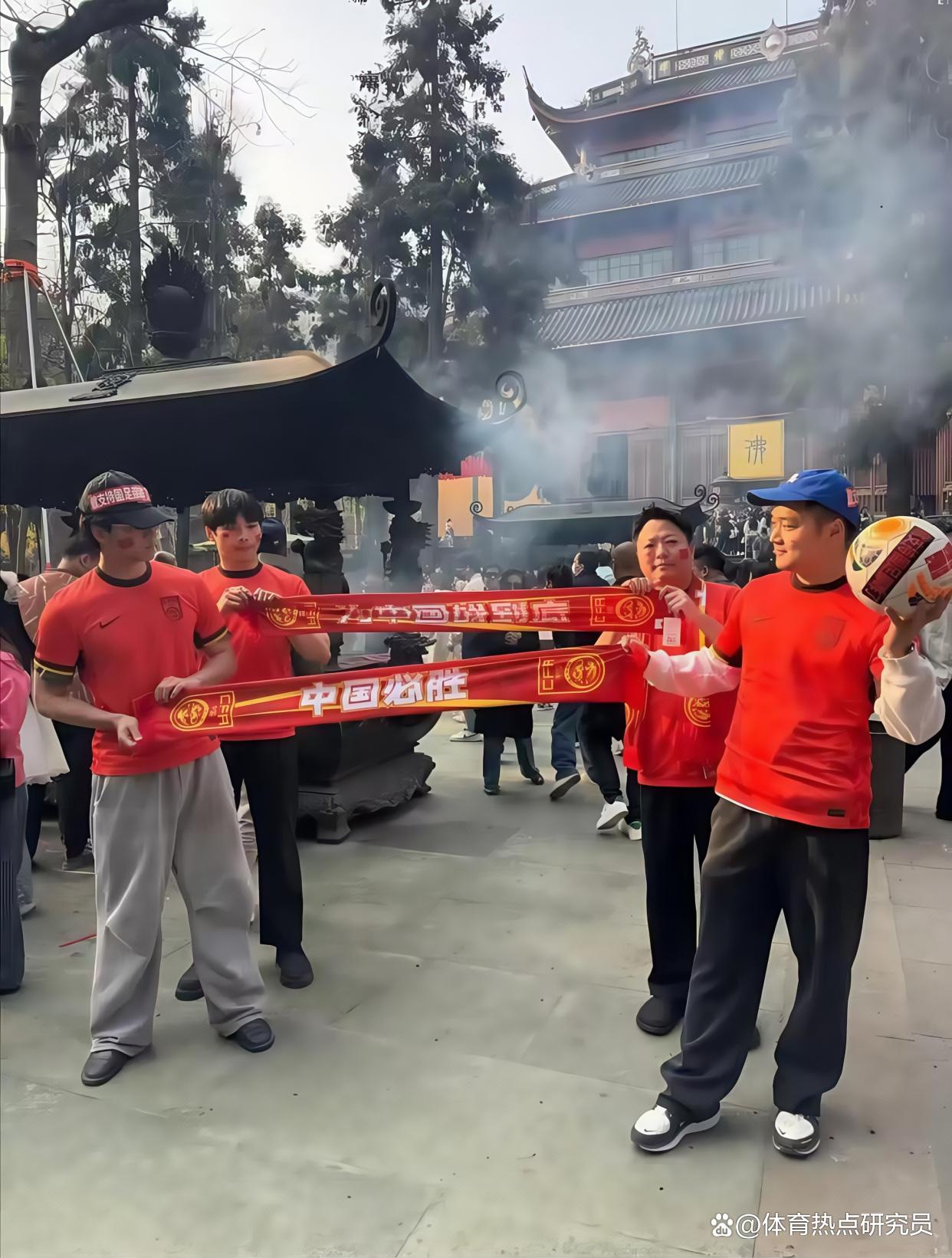 精彩比赛引发球迷热议，欢乐如潮