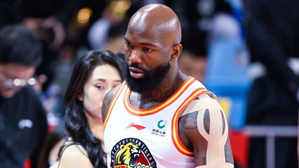 外援球员表现抢眼,成功助攻关键时刻 外援球员表现抢眼,成功助攻关键时刻