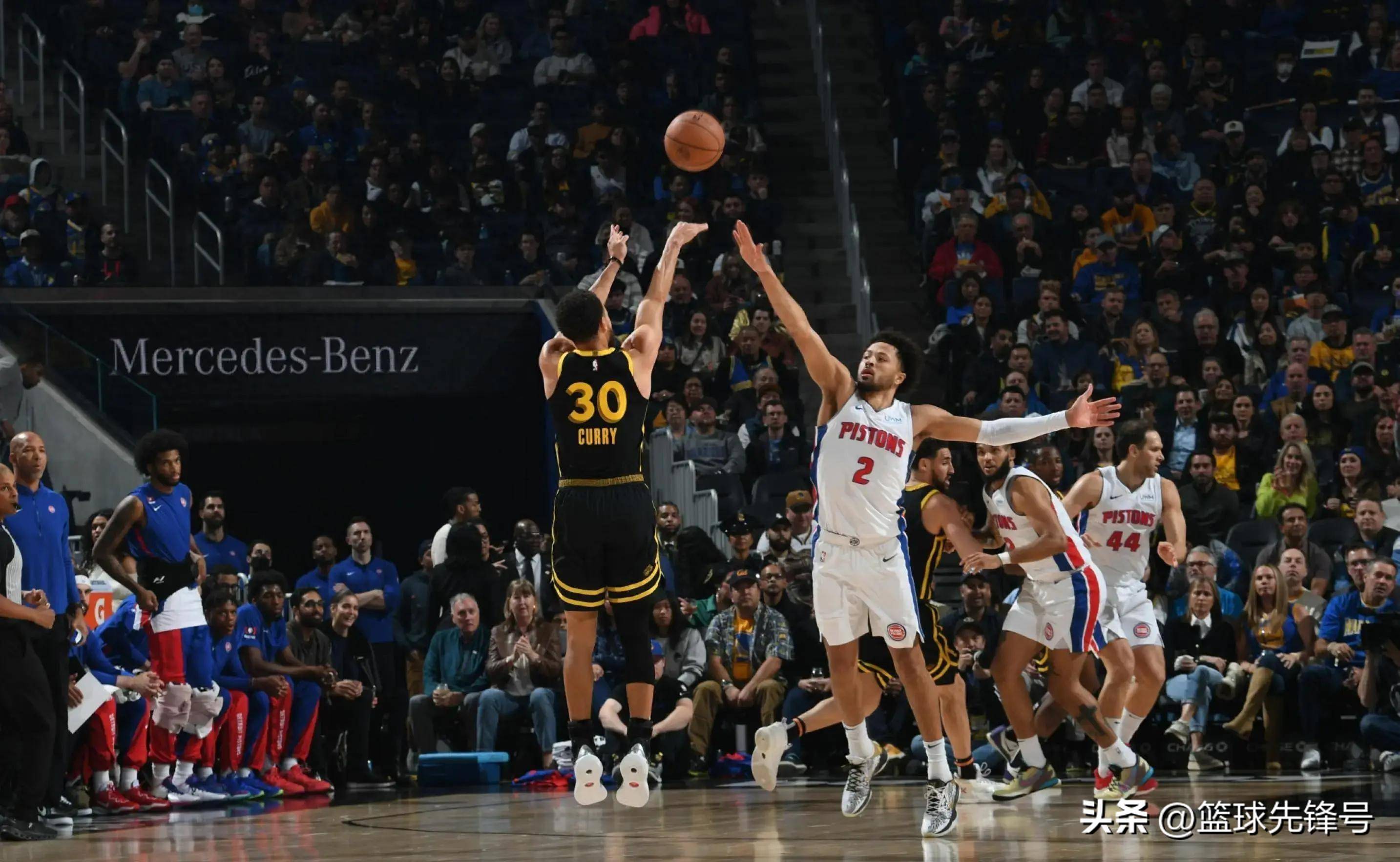 爵士主场大胜灰熊领先西部 爵士主场大胜灰熊领先西部