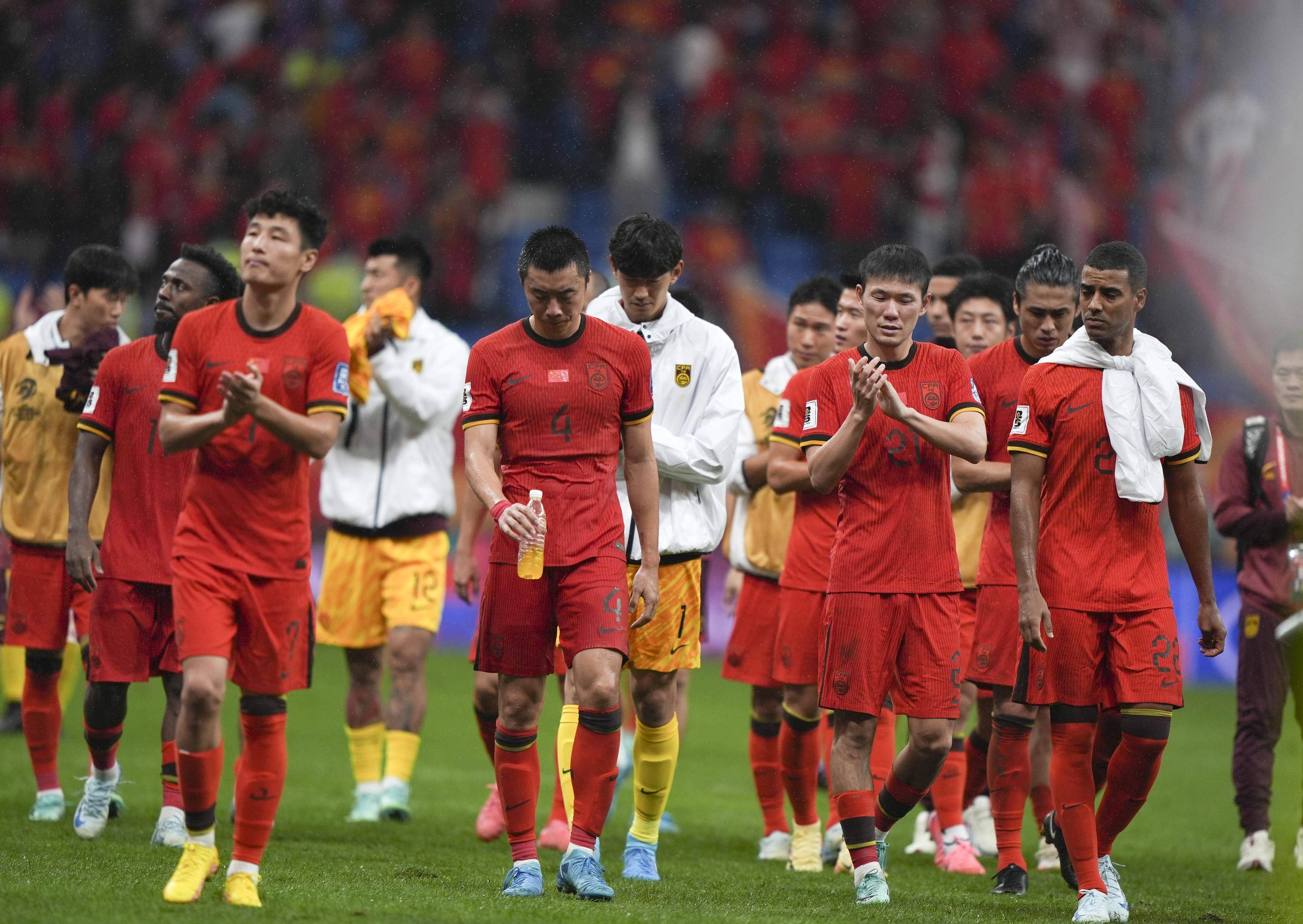 亚洲足球赛场上双方球队在精彩对决中获得胜利