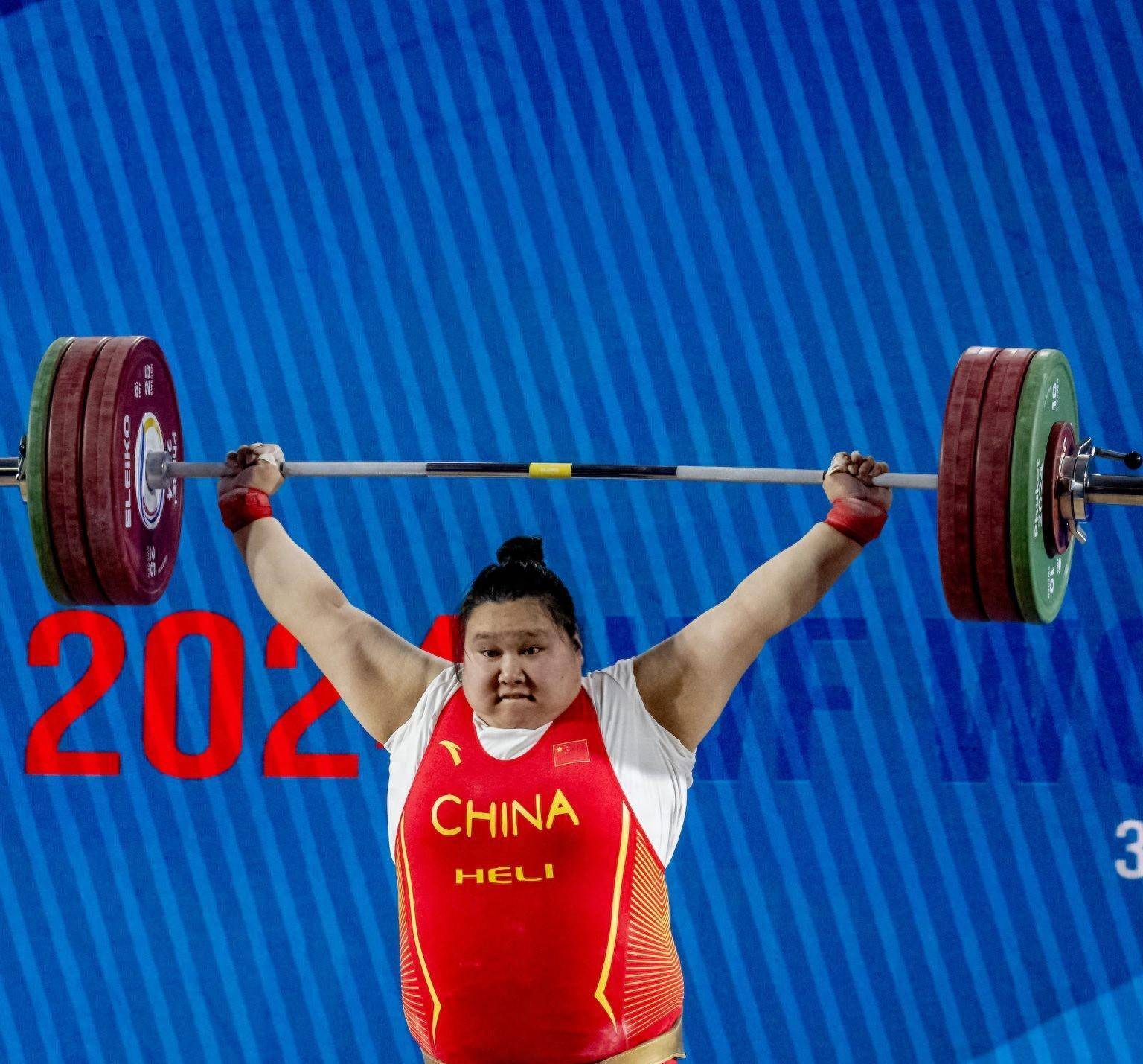 举重运动员遗憾输掉比赛，备战救赎之战