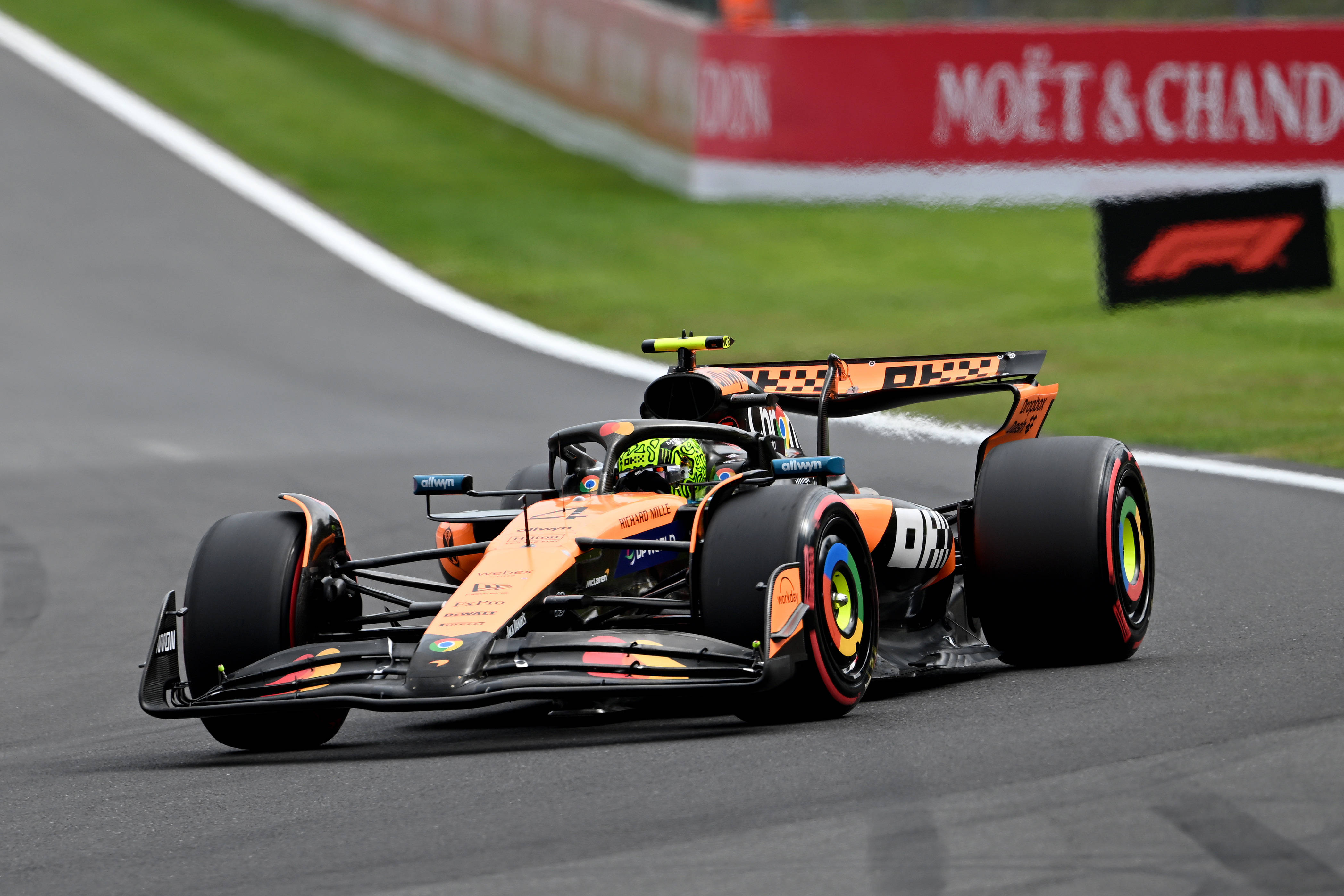 红牛车队完胜迈凯伦,勒克莱尔点燃赛场 红牛车队完胜迈凯伦,勒克莱尔点燃赛场