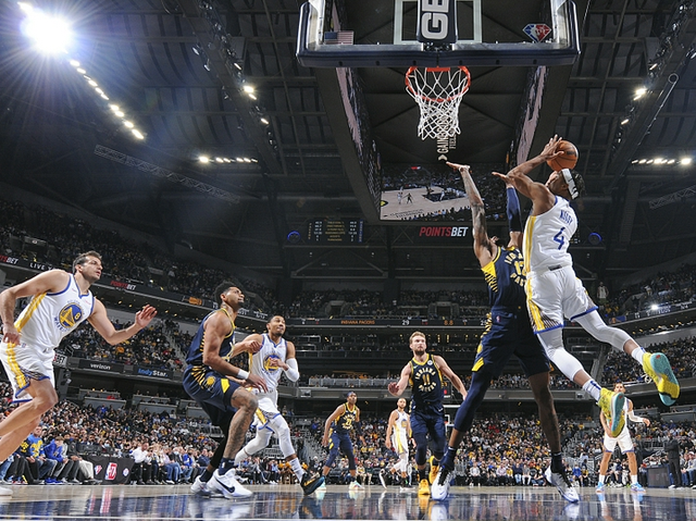 上海队逆转广州队，库里带队取胜