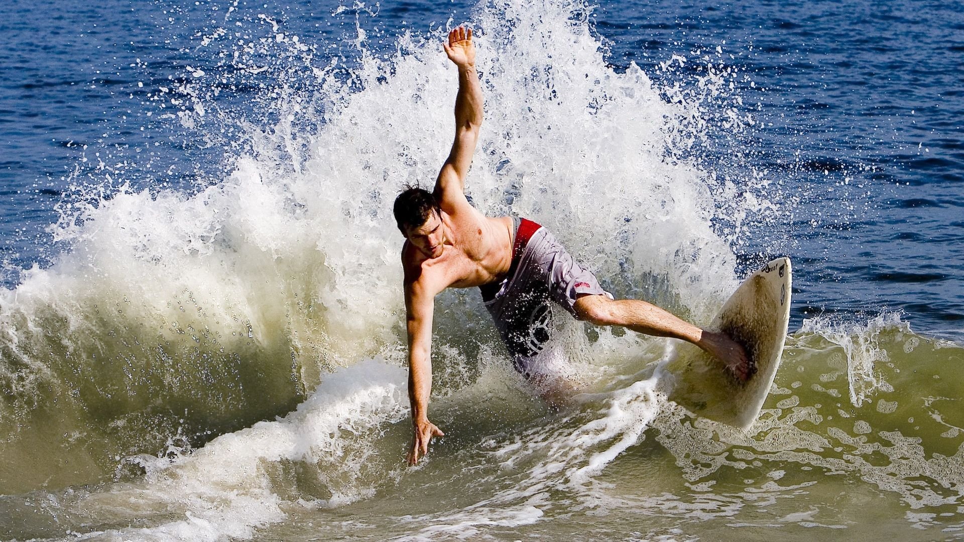 当飞羽掠过雷霆，一球定音的永恒隐喻