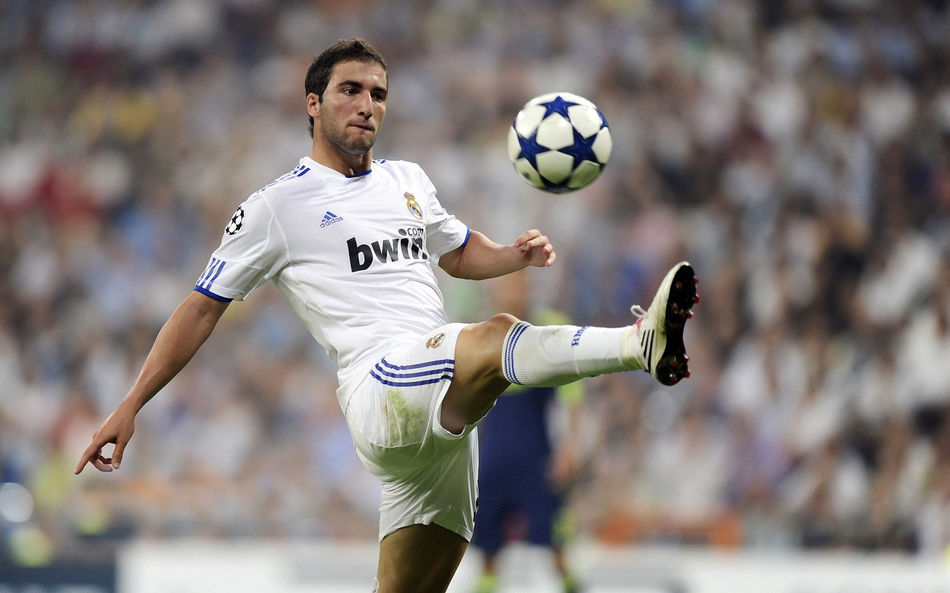 黑色幽灵吞没蓝白闪电,当〈百年孤独〉在绿茵场苏醒