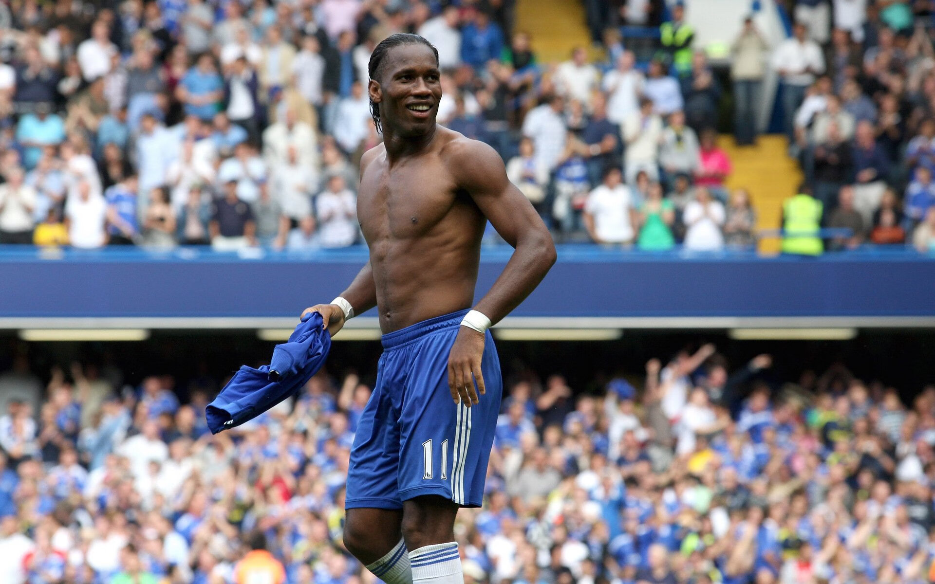 F1轰鸣之夜,门迪镇守的是足球世界里最孤独的赛道