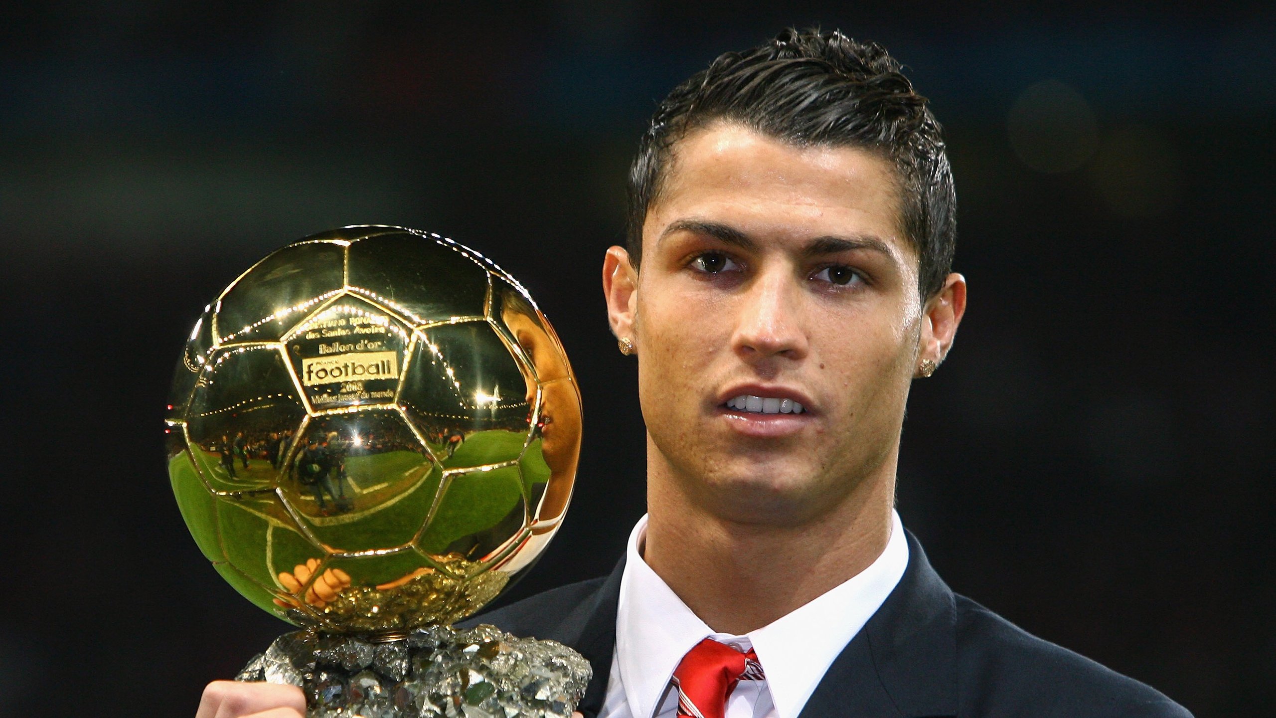 乌克兰制霸卡塔尔，C罗成为关键先生，一次改变历史的赛场瞬间