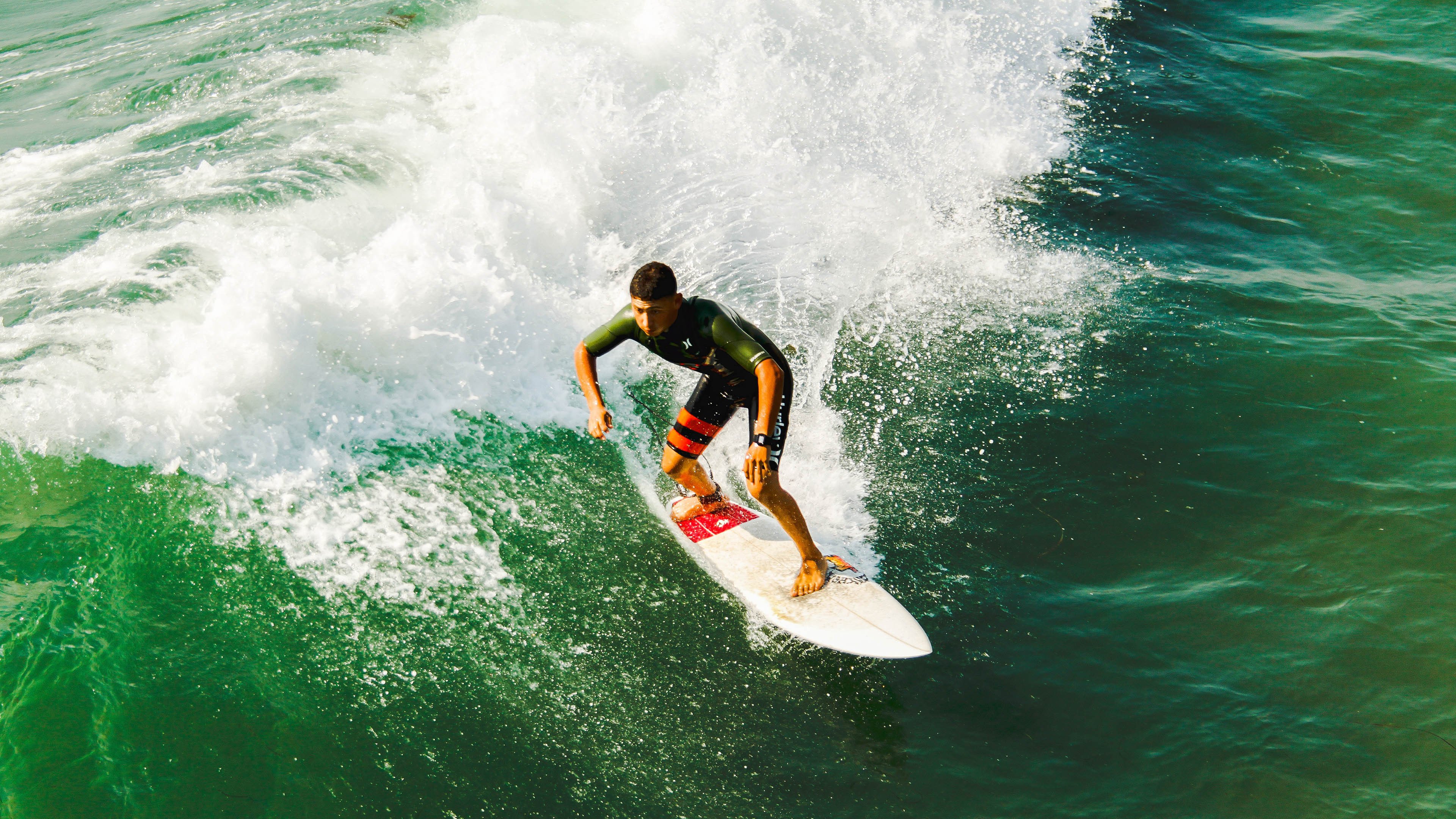 巨鳄的爪痕，当王者被猎豹咬住喉咙，红牛车队悬崖边的胜利与那个惊醒F1的年轻人